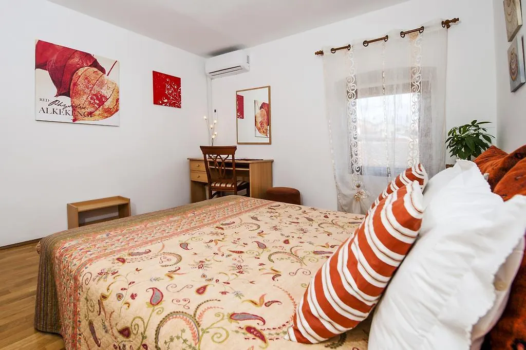Apartment Main Street Carera Ровинь 0*,